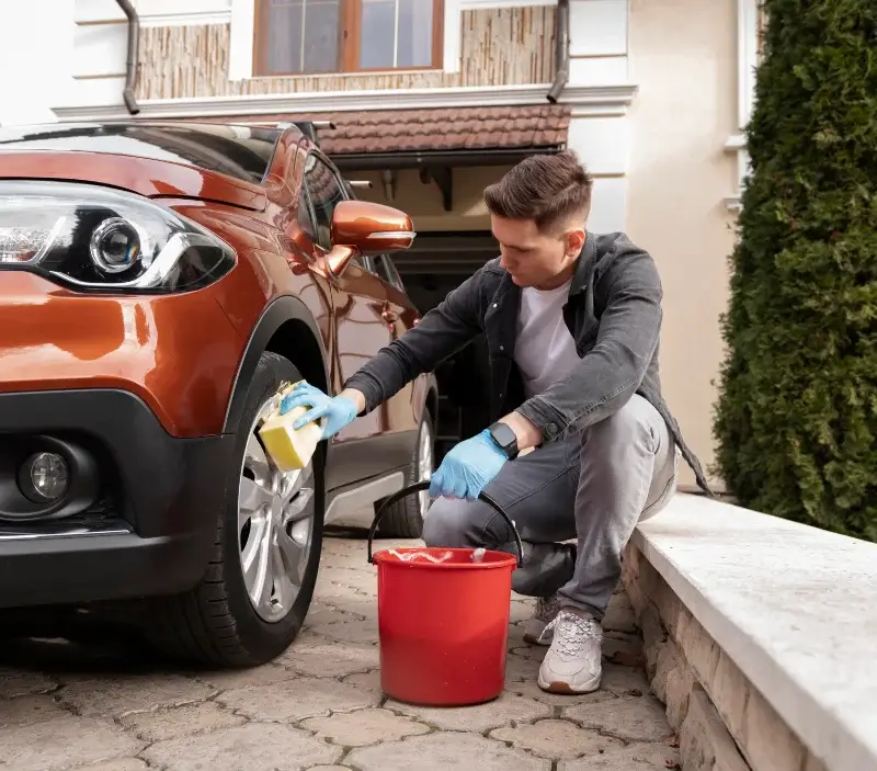 Lavage auto à domicile Saint-Jean-du-Pin : professionnel intervenant sur un véhicule